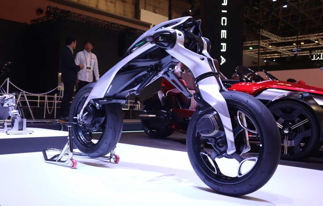 【ヤマハ　モビリティショー2025】AI学習でライダーと成長するMC　　EV・HEVなど多数　　「人間中心のモノづくり」前進
